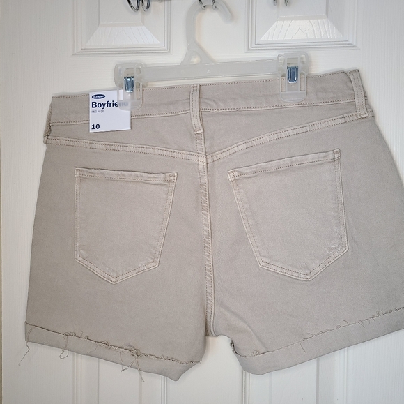 Old Navy Boyfriend Khaki shorts - Picture 3 of 4